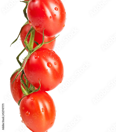 Board z aluminiowym obramowaniem Pęczek świeżych pomidorów cherry na białym tle