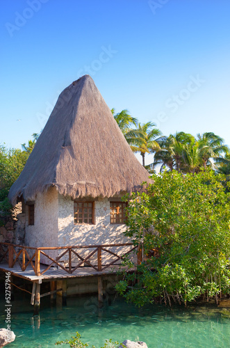 Plakat na papierze fotorealistycznym Tradycyjny dom w parku xcaret w pobliżu Cozumel, Meksyk