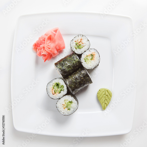 Tapeta ścienna Maki sushi na talerzu na białym tle