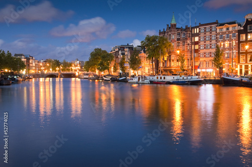 Obraz na płótnie canvas dwuczęściowy "dyptyk" Gwiaździsta noc, scena spokojnego kanału, Amsterdam, Holandia