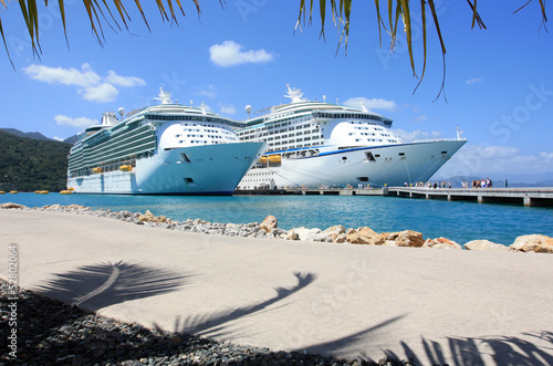 Naklejka na drzwi cruise ships in the Caribbean