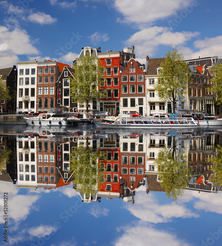 Obraz na płótnie canvas Amsterdam z kolorowych domów przed kanałem w Holandii