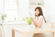 © one - ダイニングキッチンで寛ぐ女性