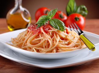 Canvas Print - spaghetti al pomodoro con foglia di basilico