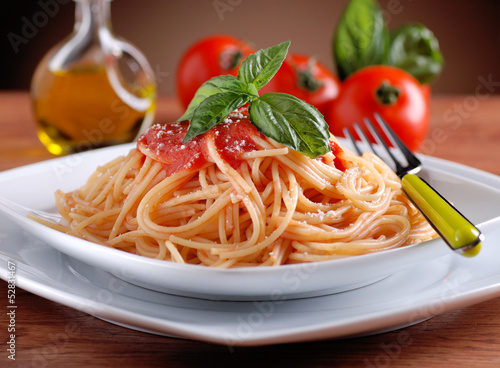 Fotografía spaghetti al pomodoro con foglia di basilico