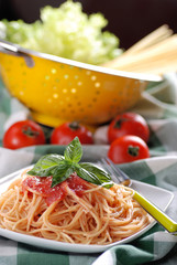 Canvas Print - spaghetti al pomodoro con foglia di basilico