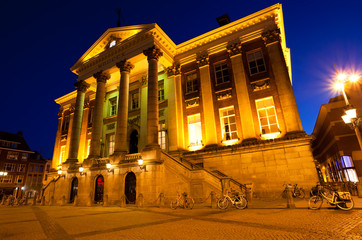 Fototapete - City Hall in Groningen at night
