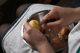 Fototapeta  - Obieranie ziemniaków
