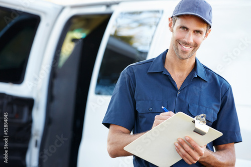 Fotografía Portrait Of Delivery Driver With Clipboard