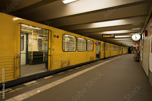 Obraz na płótnie canvas trzyczęściowy "tryptyk" Stacja u-bahn