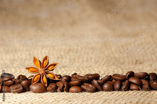 Fototapeta na wymiar Ziarna kawy z anyżową gwiazdą