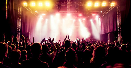 Wall Mural - Jubelnde Konzertbesucher auf Rock-Konzert