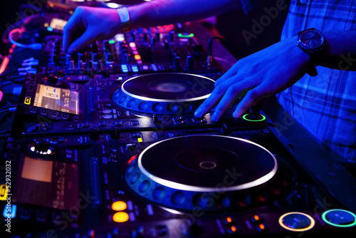 Plakat na papierze fotorealistycznym Dj gra na torze