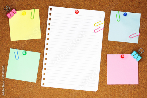 Fotografie, Obraz Colourful blank note paper on brown corkboard