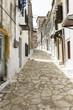 Malerische Gasse in einem griechischen Bergdorf auf Korfu