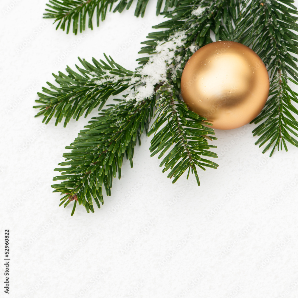 Tannenzweig mit goldener Weihnachtskugel, Frohe Weihnachten Stock Photo