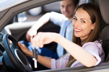 Canvas Print - Young woman showing car keys