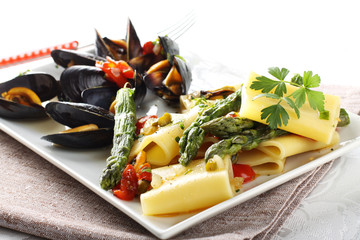 Wall Mural - Pasta with mussels and asparagus