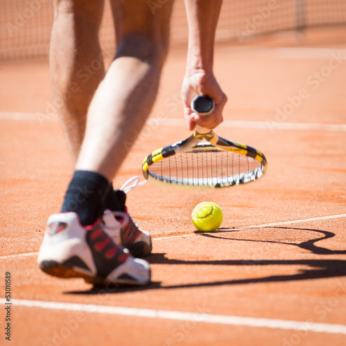 Board z aluminiowym obramowaniem Sportowiec łapie piłkę tenisową z rakietą
