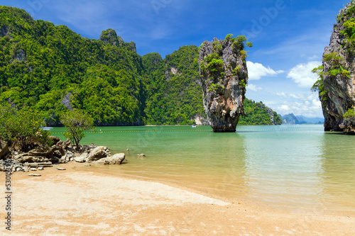Plakat na papierze fotorealistycznym Ko tapu rock na wyspie więzi james, phang nga bay, Tajlandia