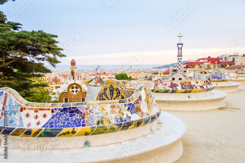 Fotoboard na płycie Kolorowa ławka z mozaiki parku Guell, zaprojektowana przez gaudiego, w barce