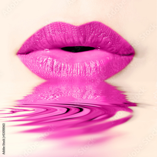 Foto-Stoffbanner - Bouche de femme rose, reflet (von Delphotostock)