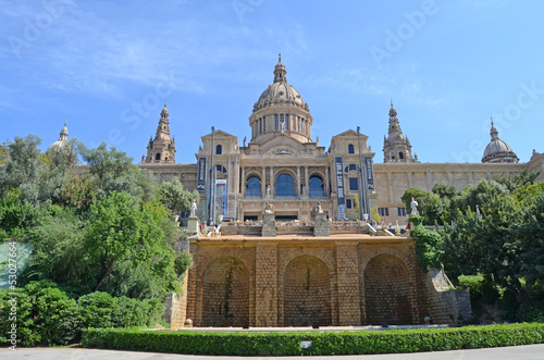 Fotoboard na płycie Źródło montjuic z mnac w tle. 