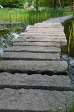 Fototapeta Most - Steinbrücke auf einem Teich im Park