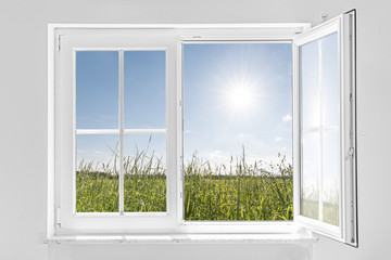  białe pół otwarte okno ze słońcem