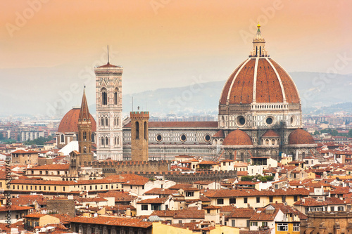 Board z aluminiowym obramowaniem Katedra santa maria del fiore o zachodzie słońca, florencja, włochy