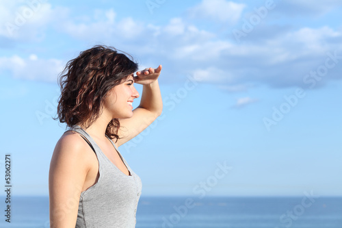 Fotografía Beautiful woman looking forward with the hand in forehead