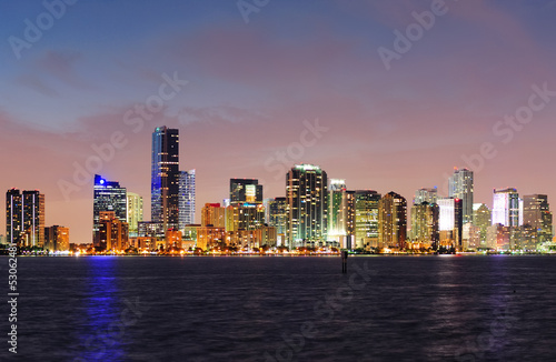 Plakat na papierze fotorealistycznym Scena nocna miami