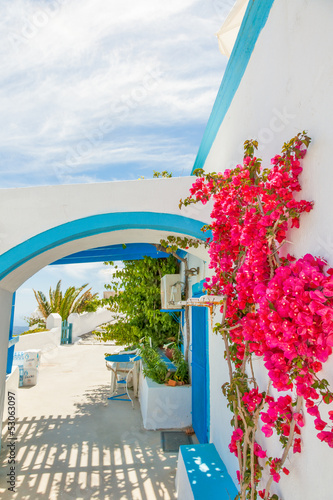 Board z aluminiowym obramowaniem Grecja wyspa santorini w Cykladach, tradycyjne zabytki kolorów