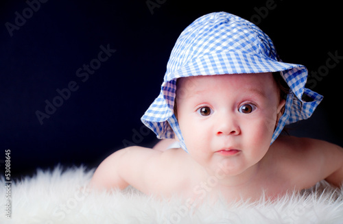 Plakat słodki noworodek z czapką