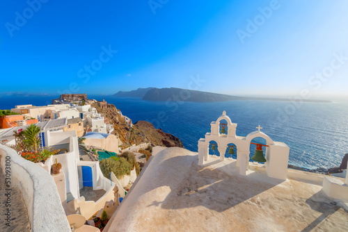 Board z aluminiowym obramowaniem Grecja santorini wyspa w Cykladach, tradycyjne białe umyte vi