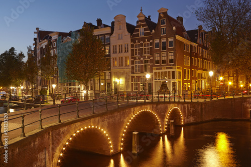 Obraz na płótnie canvas Amsterdam, Holandia - kanał o zmierzchu