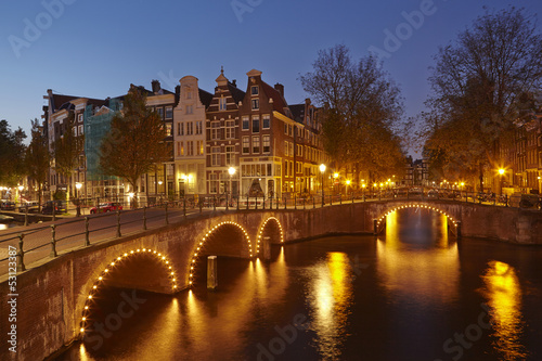 Obraz na płótnie canvas czteroczęściowy "tetraptyk" Amsterdam, Holandia - kanał o zmierzchu