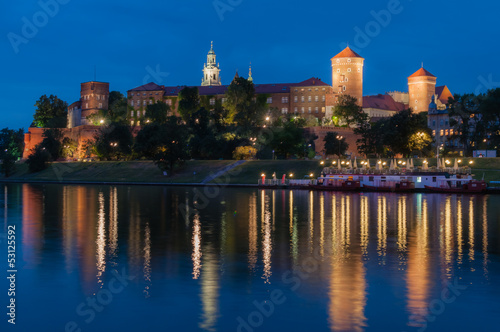 Board z aluminiowym obramowaniem Zamek Królewski wawel w Krakowie późnym wieczorem