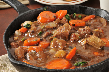 Canvas Print - Gourmet beef stew served in a cast iron skillet