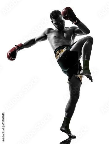 Foto-Fahne - one man exercising thai boxing silhouette (von snaptitude)