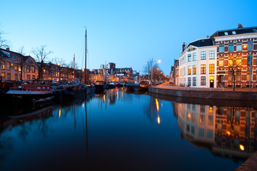 Fototapete - Groningen canal street at night