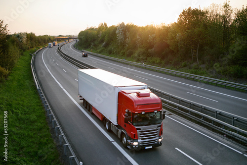 Obraz na płótnie canvas czteroczęściowy "tetraptyk" Ciężarówka na autostradzie 2