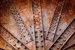 Remaches y tornillos sobre plancha de metal oxidada, fondo