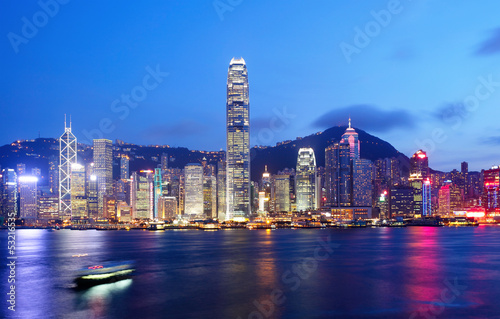 Board z aluminiowym obramowaniem Hongkong skyline w nocy