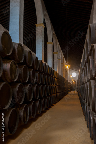 Obraz na płótnie canvas dwuczęściowy "dyptyk" Beczki sherry w jerez bodega, hiszpania