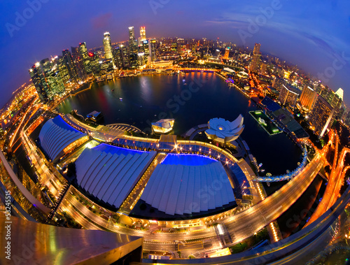 Board z aluminiowym obramowaniem Singapur panoramę miasta po zachodzie słońca.