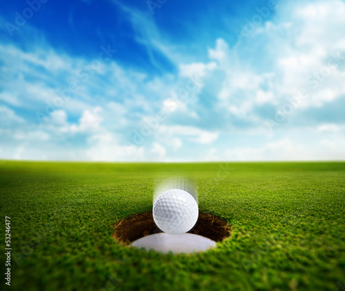 Obraz na płótnie canvas trzyczęściowy "tryptyk" Piłeczka golfowa spada do dziury