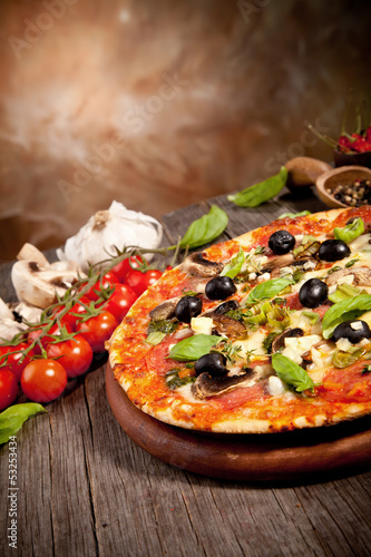 Naklejka samoprzylepna Pyszna świeża pizza