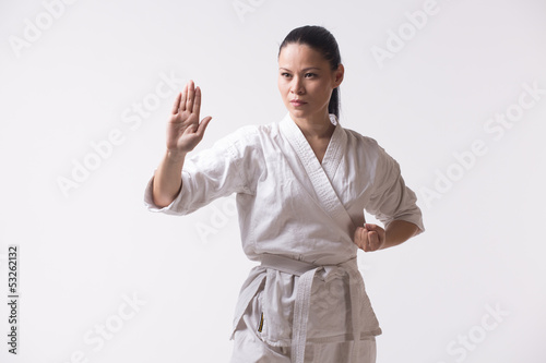 Fotoboard na płycie Piękna kobieta w kimono Pokaż ćwiczenia marszałka na białym tle