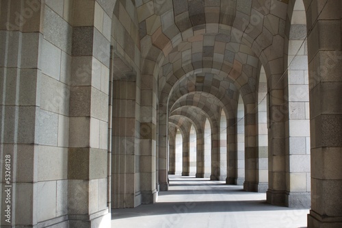 Board z aluminiowym obramowaniem Tło architektoniczne z linią kolumn